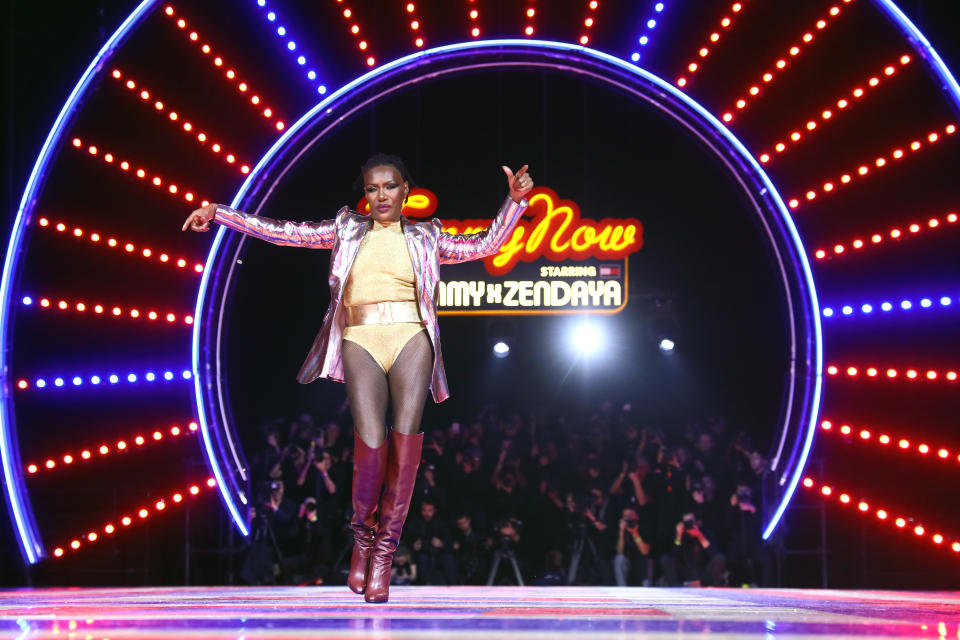 Grace Jones legte einen grandiosen Auftritt bei der “Tommy X Zendaya”-Premiere auf der Paris Fashion Week hin. (Bild: Tim P. Whitby/WireImage)