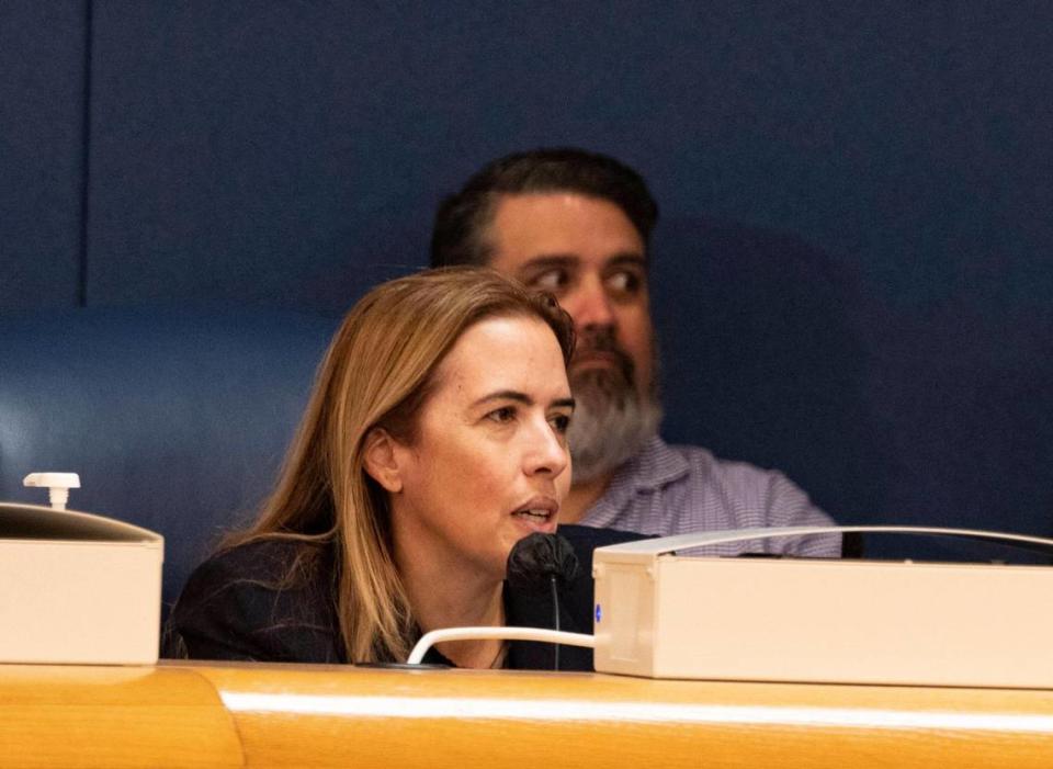 La comisionada Raquel Regalado habla durante la audiencia final del presupuesto de Miami-Dade antes de la votación, el martes 20 de septiembre de 2022, en el Stephen P. Clark Center en el downtown de Miami.