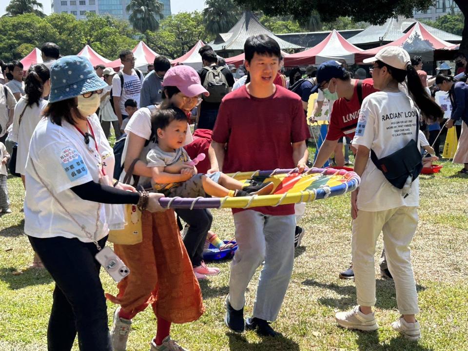 ▲親子同心協力一起闖關，共度美好的歡樂時光。(圖/台中市政府提供)