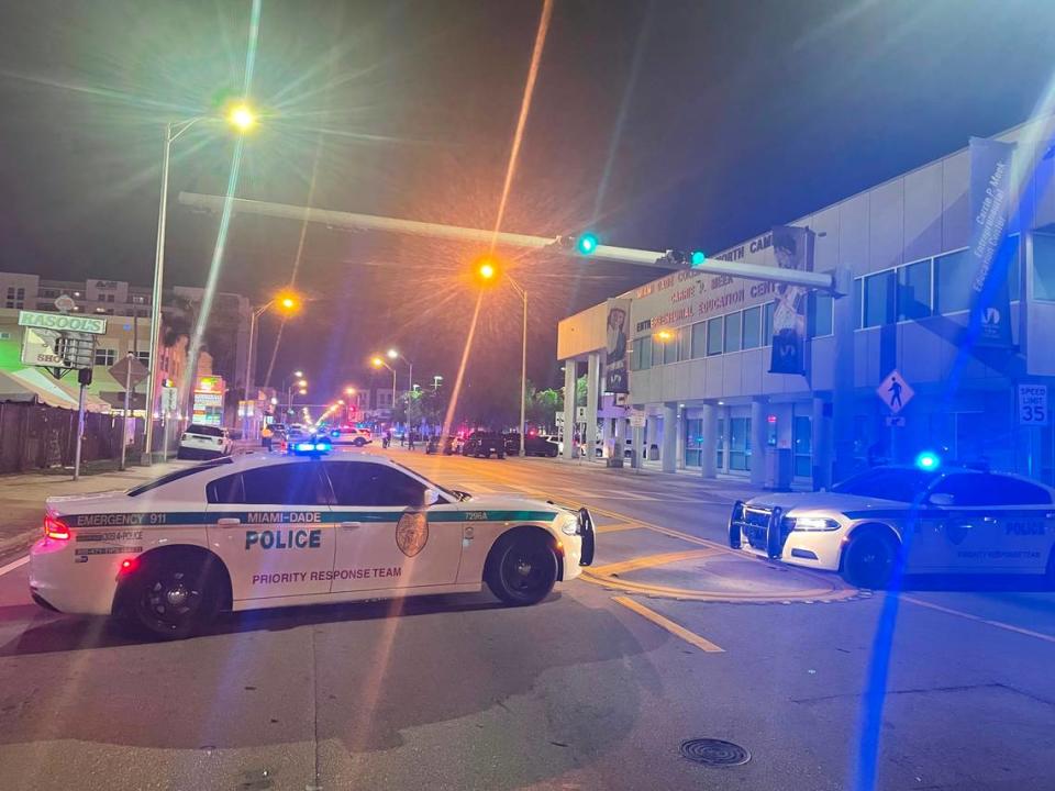 Patrullas de la Policía de Miami-Dade bloquean las calles en el área de Liberty City, el lunes por la noche, después de que un oficial recibió un disparo en la cabeza durante una persecución en automóvil.