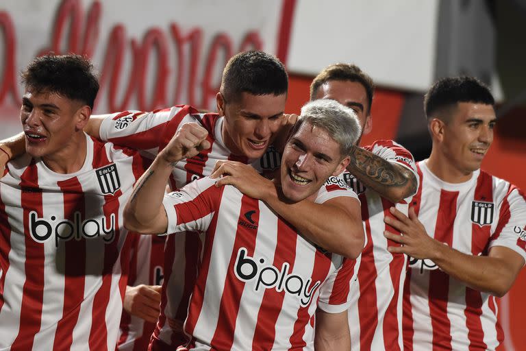 Benjamín Rollheiser, la estrella y goleador de Estudiantes, festeja en el centro de la escena; el Pincha se medirá con Corinthians en los cuartos de final de la Copa Sudamericana