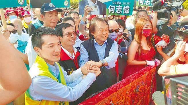 民進黨立委何志偉、台北市議員王世堅於社子島同台，握手外更現場加Line好友。（本報資料照片）