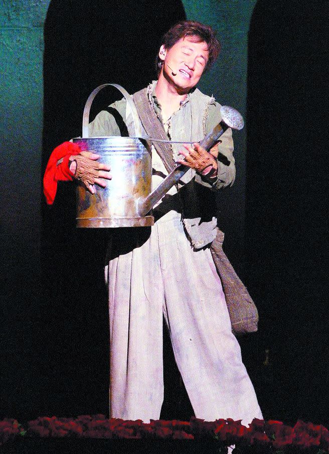 2005年，張學友在臺北市小巨蛋上演音樂劇《雪狼湖》，因感冒嚴重失聲、含淚取消演出。（圖／中時資料照）