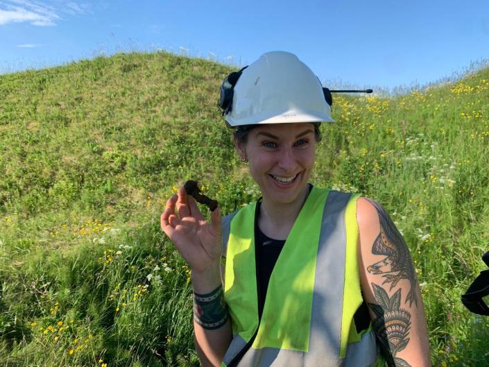 L'archéologue Hanne Brynn tient le rivet du navire.