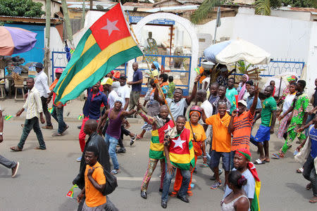 Opposition supporters walk along the street during the protest calling for the immediate resignation of President Faure Gnassingbe in Lome, Togo, September 7, 2017. REUTERS/Stringer