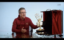 John Oliver se llevó una vez más el Emmy al mejor <em>talk show</em> y lo recibió en chándal. Se lo entregaron con una caja sorpresa. (Foto: ABC / Getty Images)