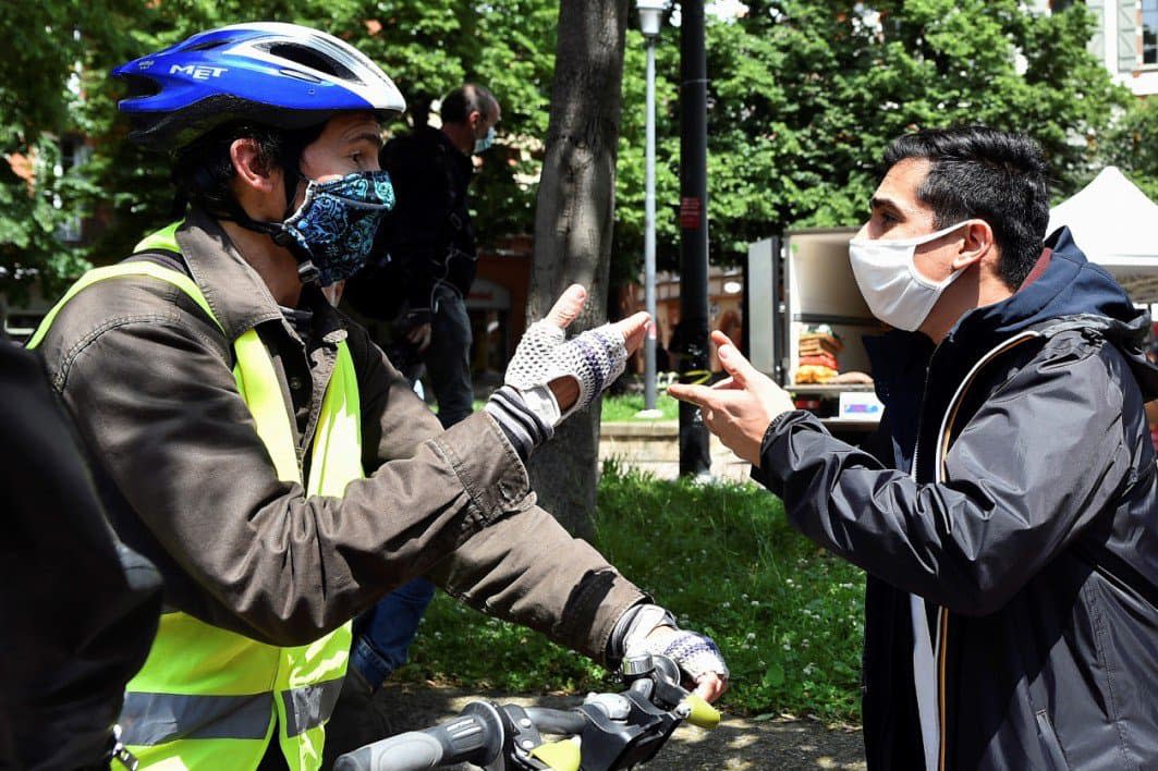 Un manifestant se revendiquant des gilets jaunes en pleine altercation avec un commerçant à Toulouse, samedi 16 mai 2020 - Rémy Gabalda - AFP