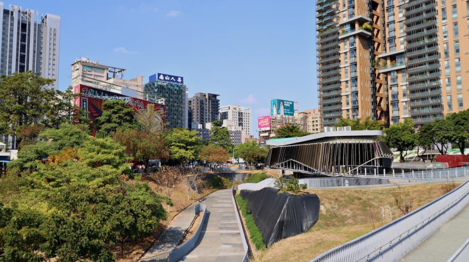 ▲▼綠園道、秋紅谷公園。每當到了假日充滿著文青風、歡笑聲，光在市區就能感受到育樂休閒的豐富性。