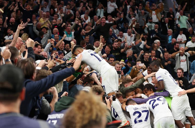 "Cuti" Romero festeja con los hinchas de Tottenham el gol del triunfo sobre Liverpool en la Premier League. - Créditos: @Ryan Pierse