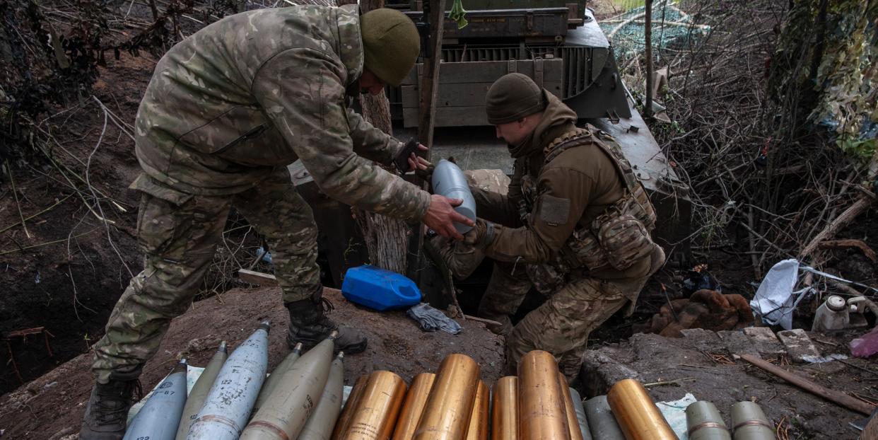 Archiv: Ukrainische Soldaten bereiten Haubitzengranaten in Tschassiw Jar, Ukraine vor.<span class="copyright">Iryna Rybakova/AP/dpa</span>