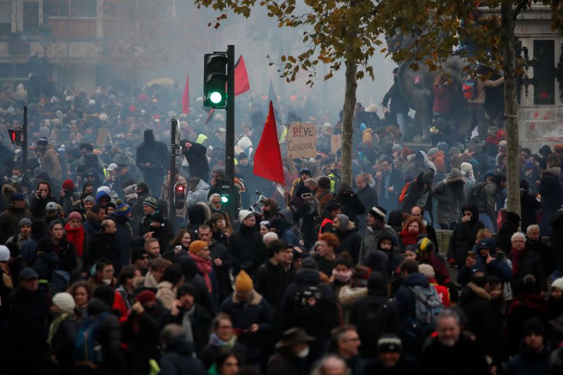 Los manifestantes se reúnen en la Place de la Republique durante una manifestación contra los planes de reforma de las pensiones del gobierno francés en París