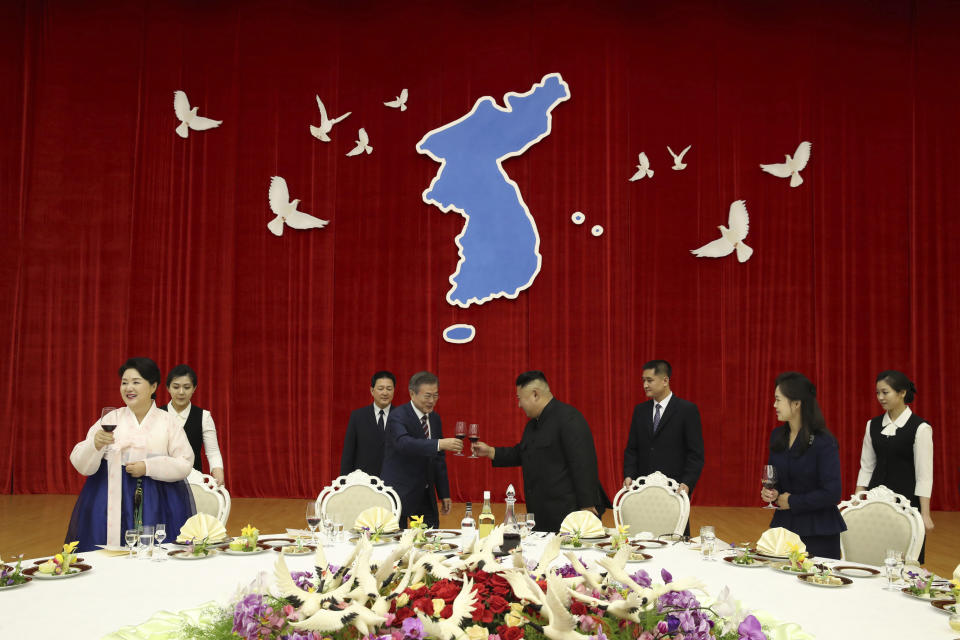 North Korean leader Kim Jong-un, center right, toasts with South Korean president Moon Jae-in during a welcome banquet in Pyongyang, North Korea, Tuesday, Sept. 18, 2018. (Pyongyang Press Corps Pool via AP)