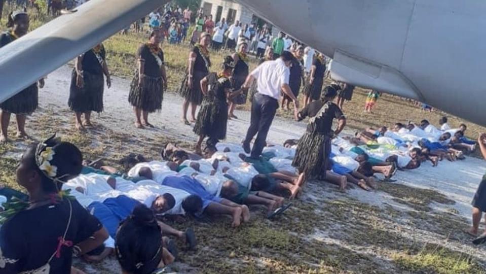 中國駐吉里巴斯大使唐松根踩踏「人體地毯」下飛機。（圖片來源／Michael Field推特）
