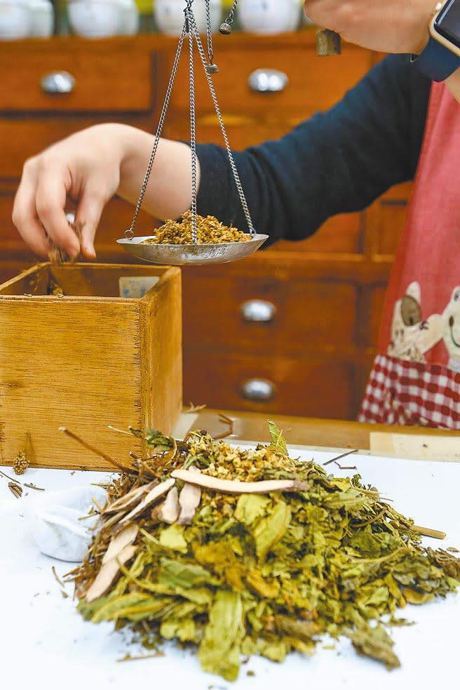 中醫觀點認為，異位性皮膚炎為脾胃系統不良所致，處方多會開立健脾、利溼的藥物。（本報資料照片）