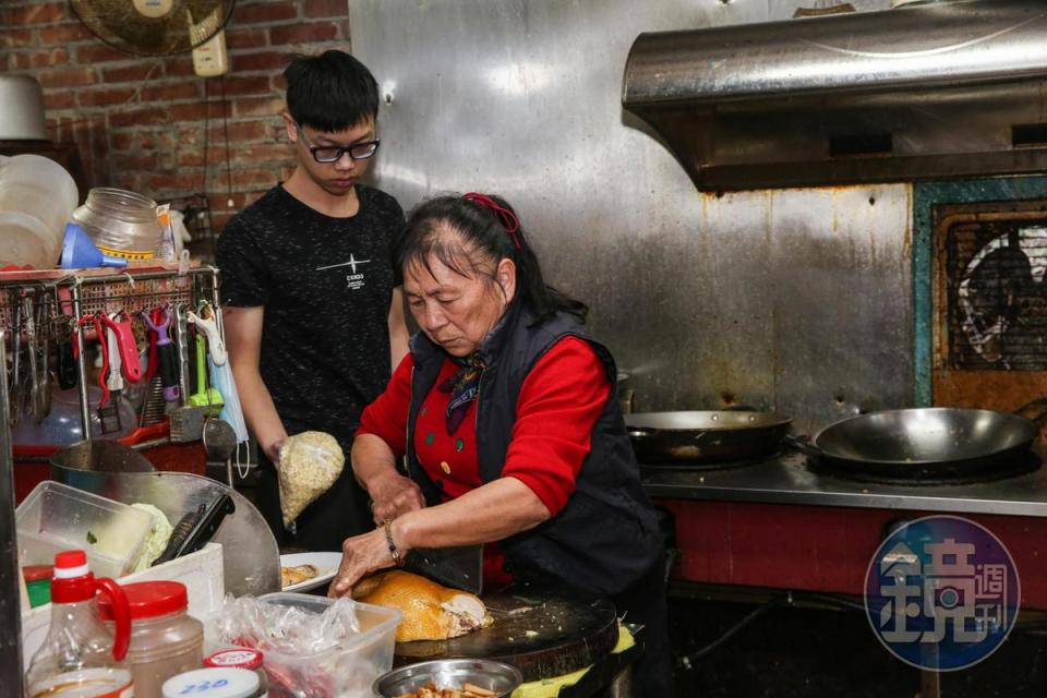 許芯萍（右）的長孫黃煒哲（左）今年18歲，他國小就立志要協助奶奶，接手阿婆客家湯圓。