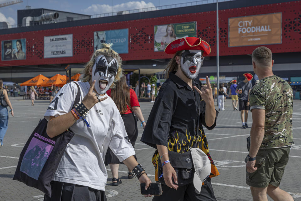 Personas con la cara pintada en el Festival Atlas en Kiev, Ucrania, el domingo 21 de julio de 2024. Este año, el festival de música más grande de Ucrania tocó una fibra sensible diferente. Atrás quedaron los artistas internacionales, los enormes escenarios y los cientos de miles de visitantes. (Foto AP/Anton Shtuka)