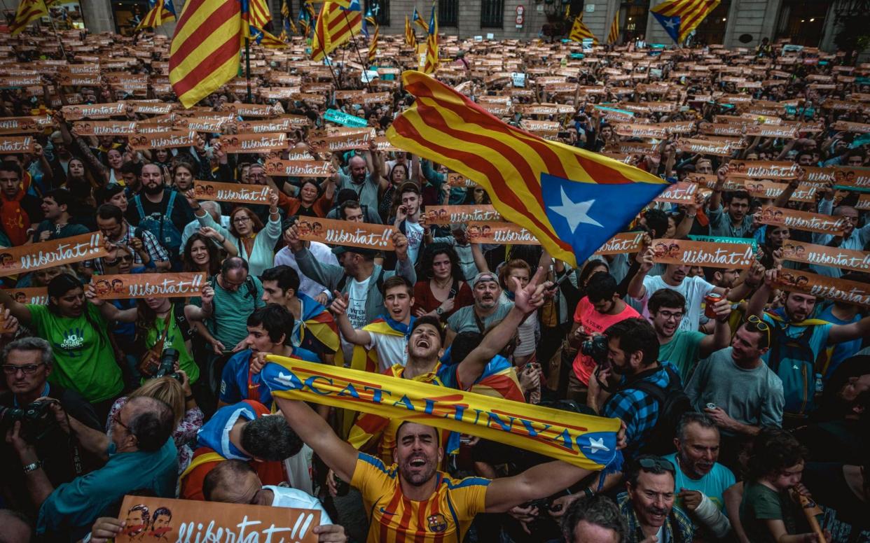 Thousands of Catalan separatists gather to celebrate the parliament's independence vote in front of the 'Generalitat' on Friday - www.alamy.com