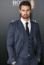 <p>Atout charme de la saga Divergente, l’élégant britannique Theo James a tout pour plaire. Avec sa plastique de rêve et ses faux airs de James Franco, il incarne à merveille le parfait gentleman des temps modernes. </p>