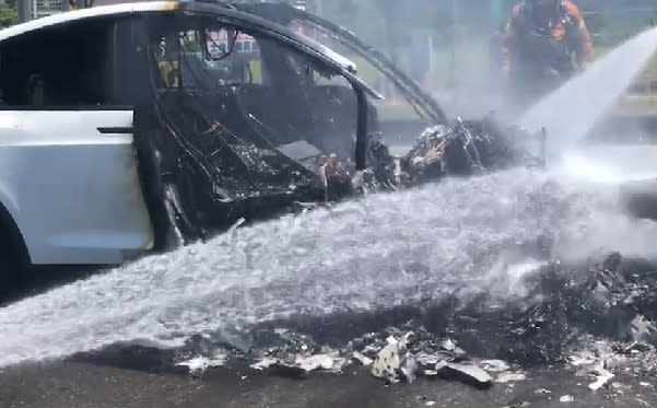 林志穎發生自撞車禍，釀成火燒車，所幸及時被民眾救出。（圖／東森新聞）