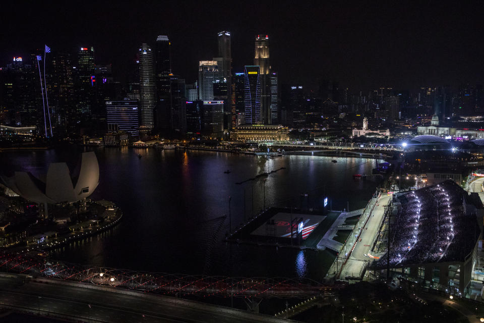 SINGAPORE - SEPTEMBER 16: A general view of Lewis Hamilton of Great Britain driving the (44) Mercedes AMG Petronas F1 Team Mercedes WO9 leading Sebastian Vettel of Germany driving the (5) Scuderia Ferrari SF71H on track during the Formula One Grand Prix of Singapore at Marina Bay Street Circuit on September 16, 2018 in Singapore.  (Photo by Will Taylor-Medhurst/Getty Images)