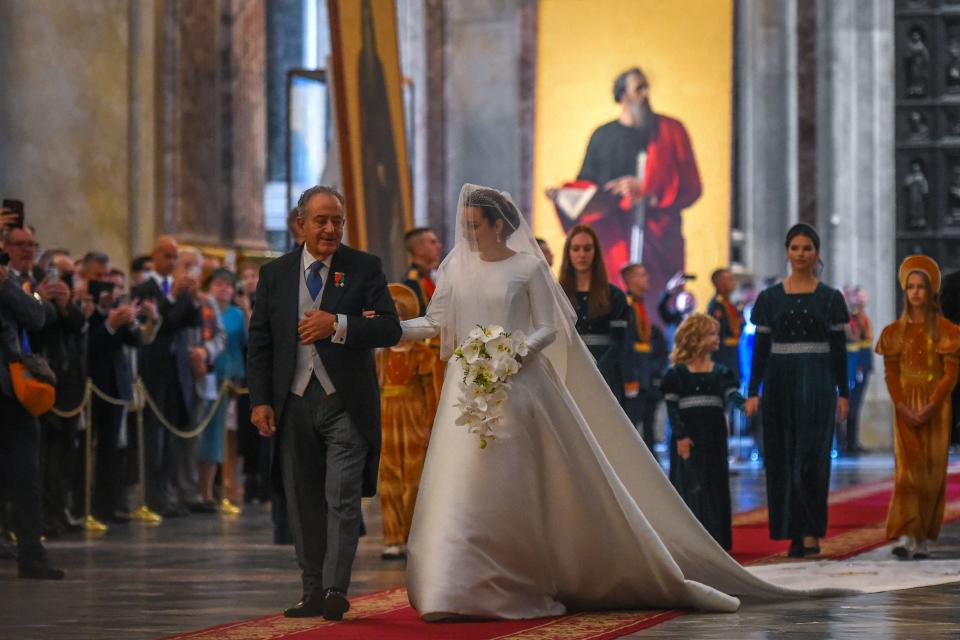 Victoria Bettarini escoltada por su padre, Roberto Bettarini. (Photo by Olga MALTSEVA / AFP) (Photo by OLGA MALTSEVA/AFP via Getty Images)