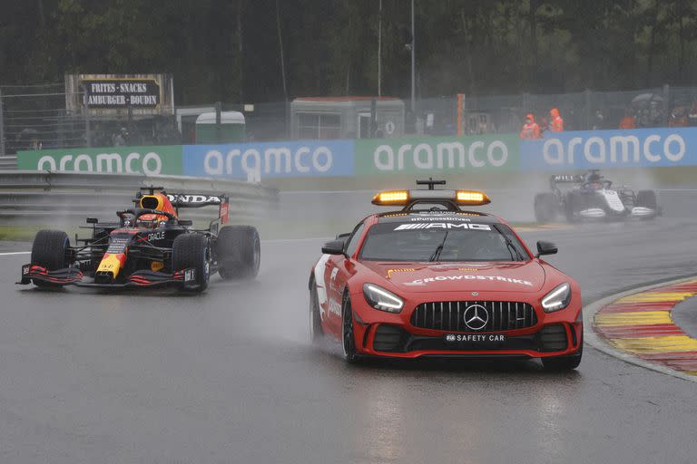 El piloto holandés de Red Bull Max Verstappen, a la izquierda, sigue detrás del coche de seguridad durante la vuelta de formación durante el Gran Premio de Fórmula Uno en el circuito de Spa-Francorchamps