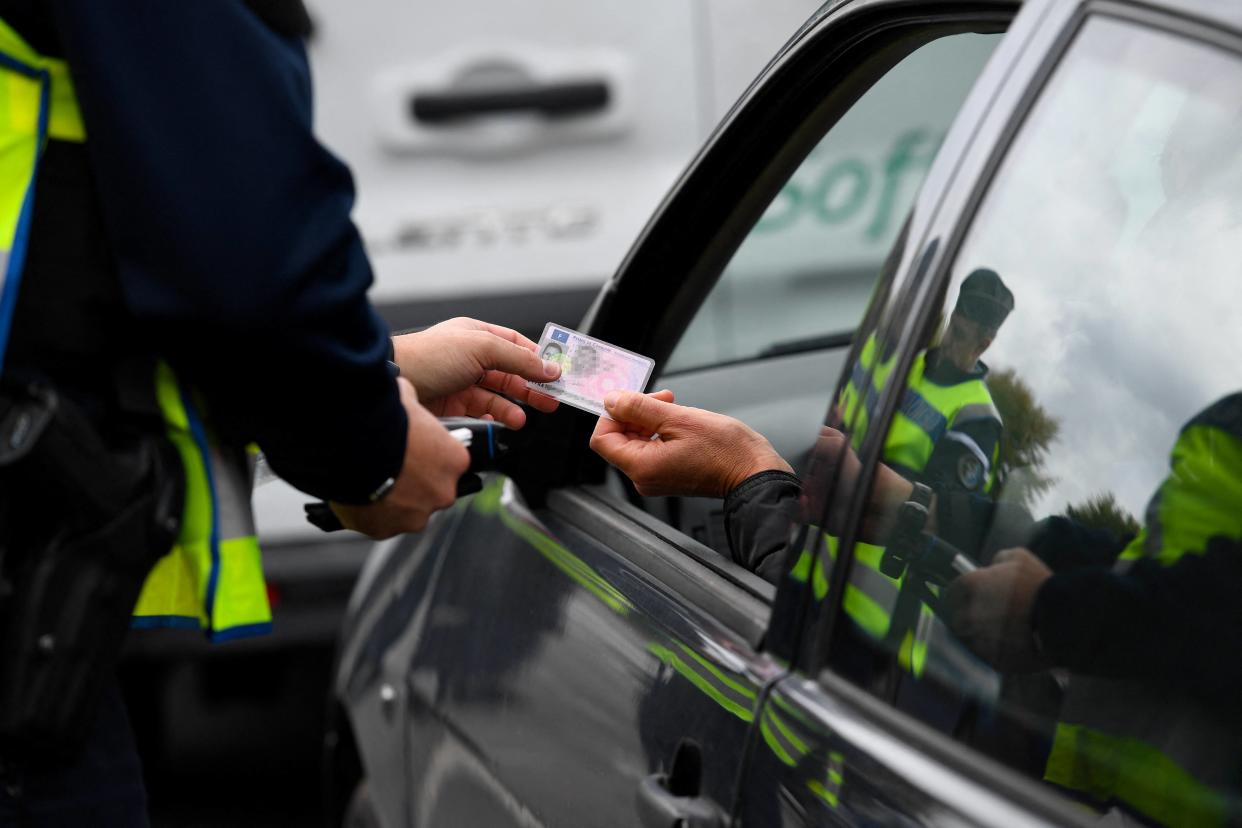 Permis de conduire, bonus écologique, excès de vitesse… Voici ce qui change au 1er janvier (Photo d’un gendarme vérifiant le permis de conduire d’un automobiliste) 