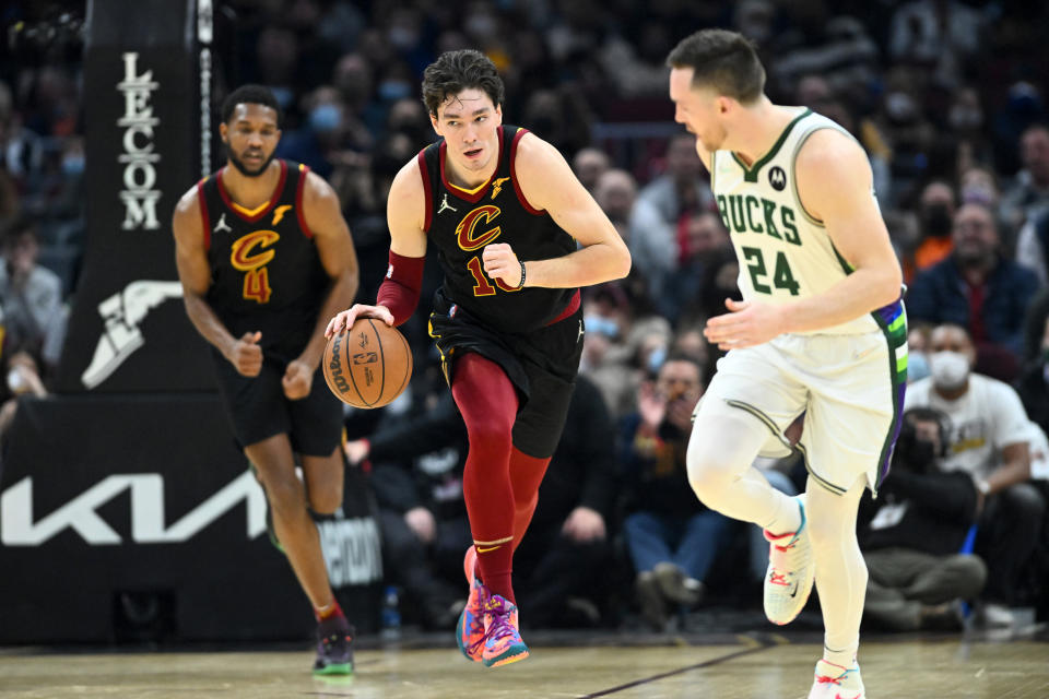 CLEVELAND, OHIO - Cedi Osman #16 de los Cleveland Cavaliers conduce el balón ante Pat Connaughton #24 de los Milwaukee Bucks en el segundo cuarto del partido en el Rocket Mortgage Fieldhouse el 26 de enero de 2022 en Cleveland, Ohio. (Foto por Jason Miller/Getty Images)