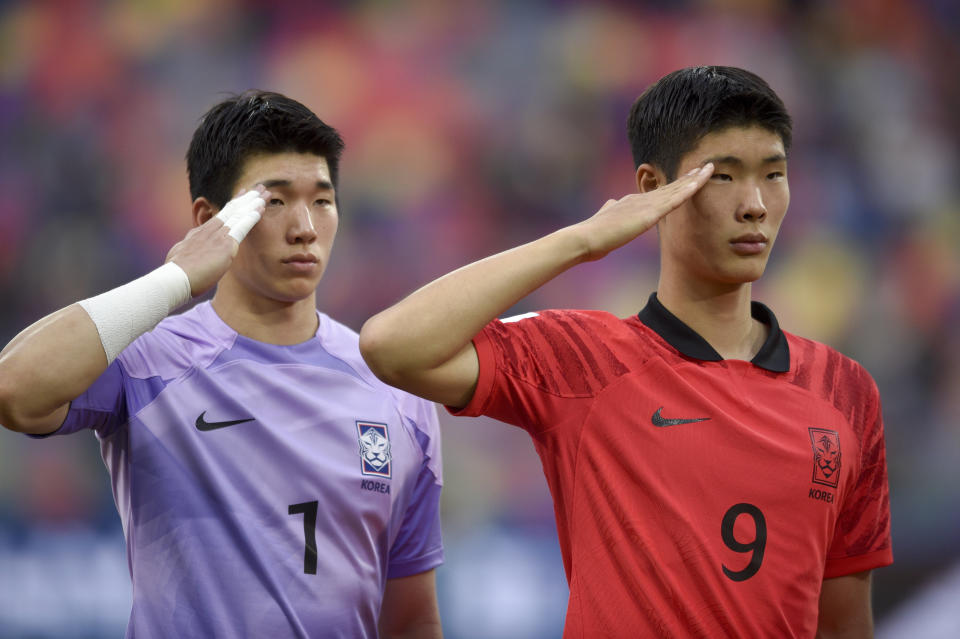 El arquero de Corea del Sur Kim Joon-hong, izquierda, y su compañero Lee Young-jun forman previo al partido contra Ecuador en los octavos de final del Mundial Sub20 en el estadio Madre de Ciudades de Santiago del Estero, Argentina, jueves 1 junio, 2023. (AP Foto/Gustavo Garello)