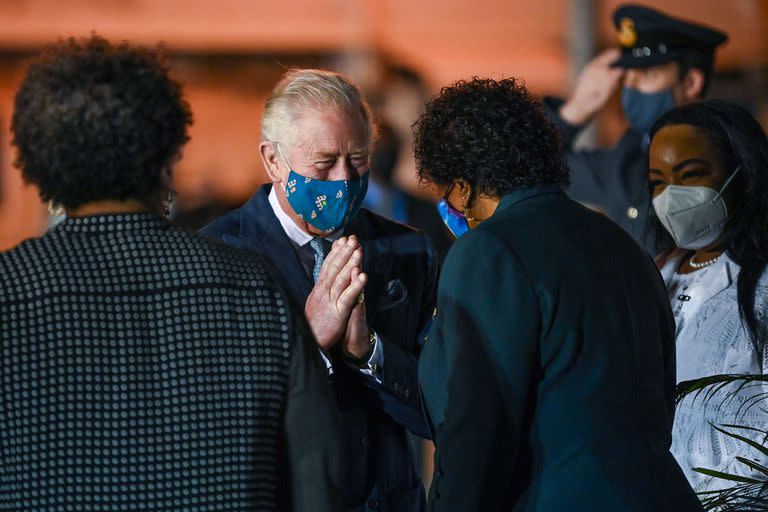 El príncipe Carlos, Príncipe de Gales es recibido por Sandra Mason, gobernadora general de Barbados, cuando llega al aeropuerto de Bridgetown el 28 de noviembre de 2021 en Bridgetown, Barbados.