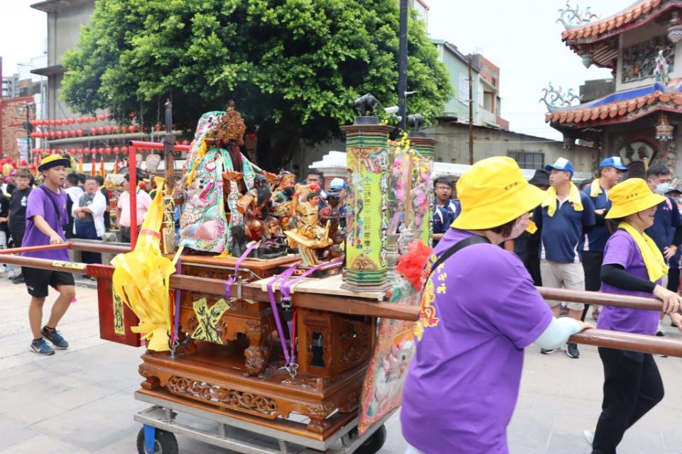 竹南中港慈裕宮二十二日辦理端午節特有的民俗祭典「祭江洗港」，恭迎媽祖起駕出巡。（記者謝國金攝）