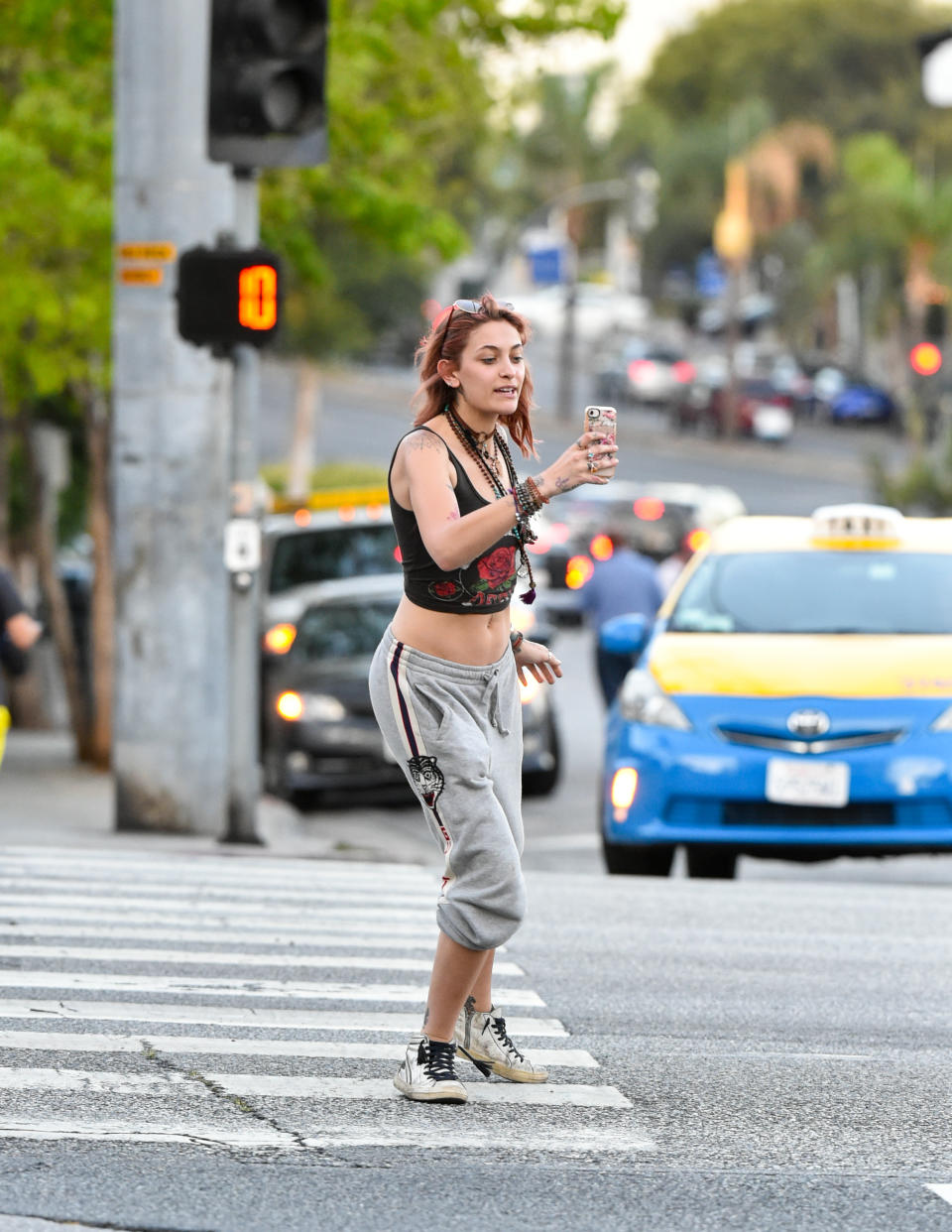 <p>Ella no paraba de hablar por su celular mientras caminaba. Foto: Getty Images </p>