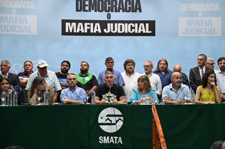 Paco Manrique, en la conferencia junto a referentes kirchneristas en el Smata