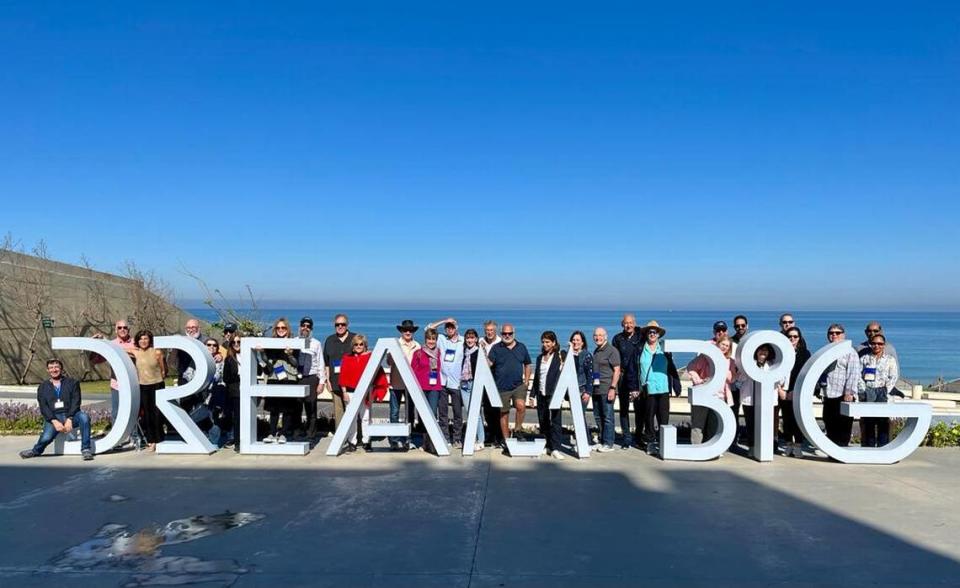 Algunos participantes en la Misión visitaron el Centro Peres para la Paz y la Innovación, fundado en 1996 por el difunto Presidente de Israel, Shimon Peres, en Tel Aviv. En la entrada hay un cartel icónico que recuerda a los visitantes “Soñar a lo grande”.