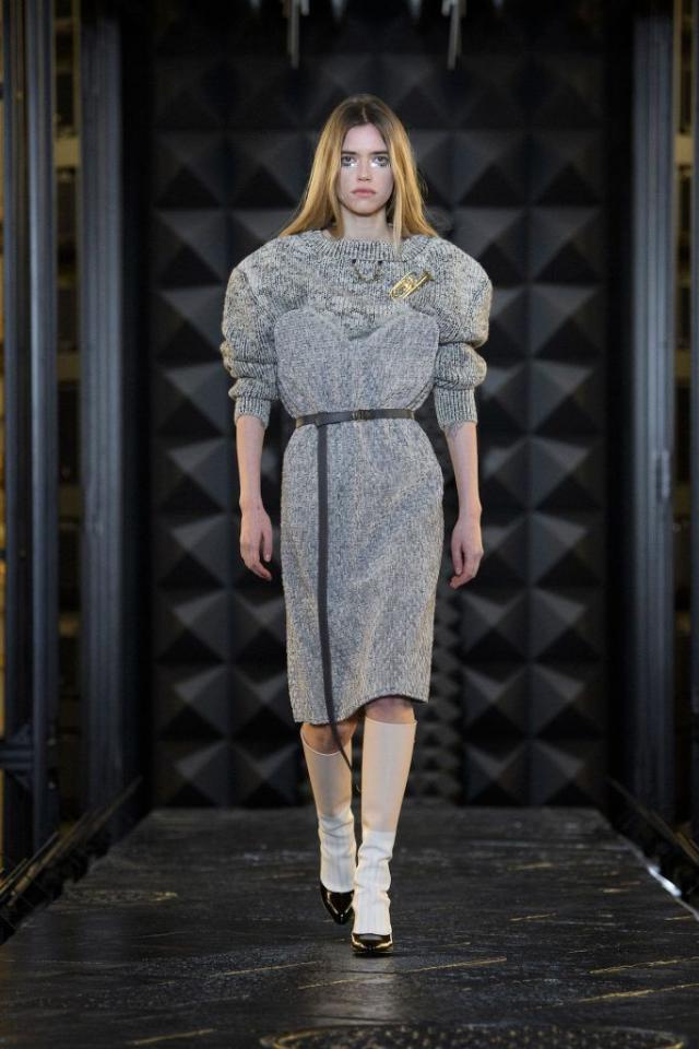 Eileen Gu @ Paris Fashion Week 6 march 2023 show Louis Vuitton