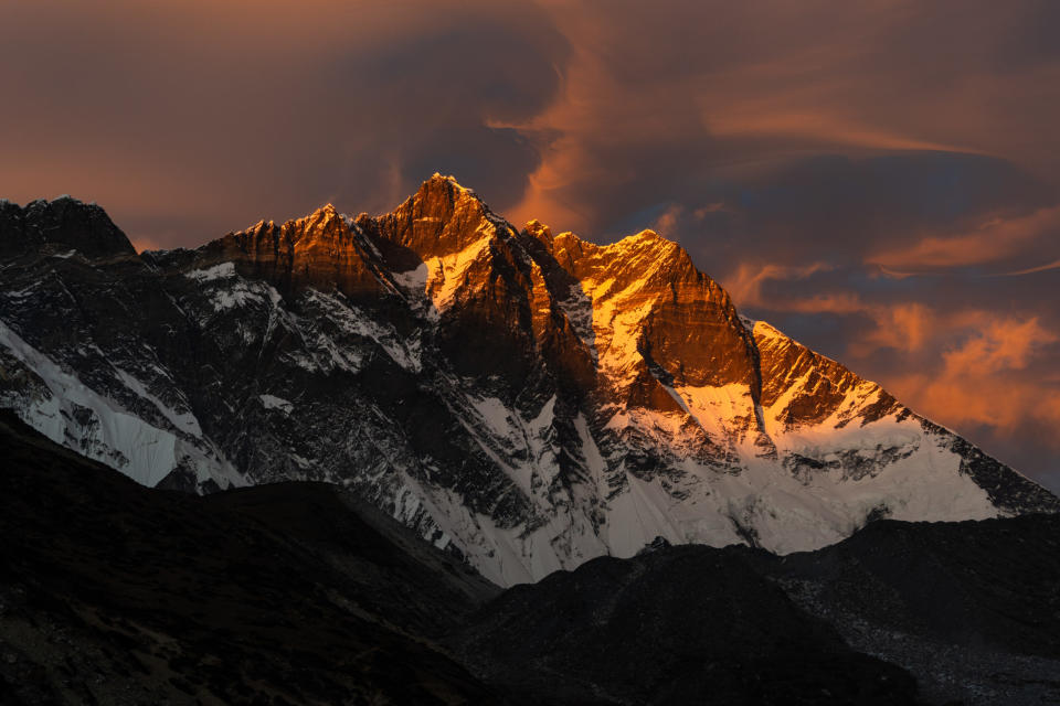 Die Südwand des Lhotse bei Sonnenuntergang. - Copyright: Viktor Schütz