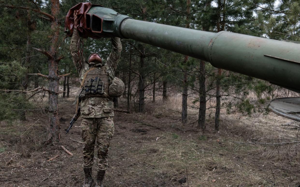 An artillery unit prepares its Howitzer, although its battalion has only enough ammunition for two of 18 guns