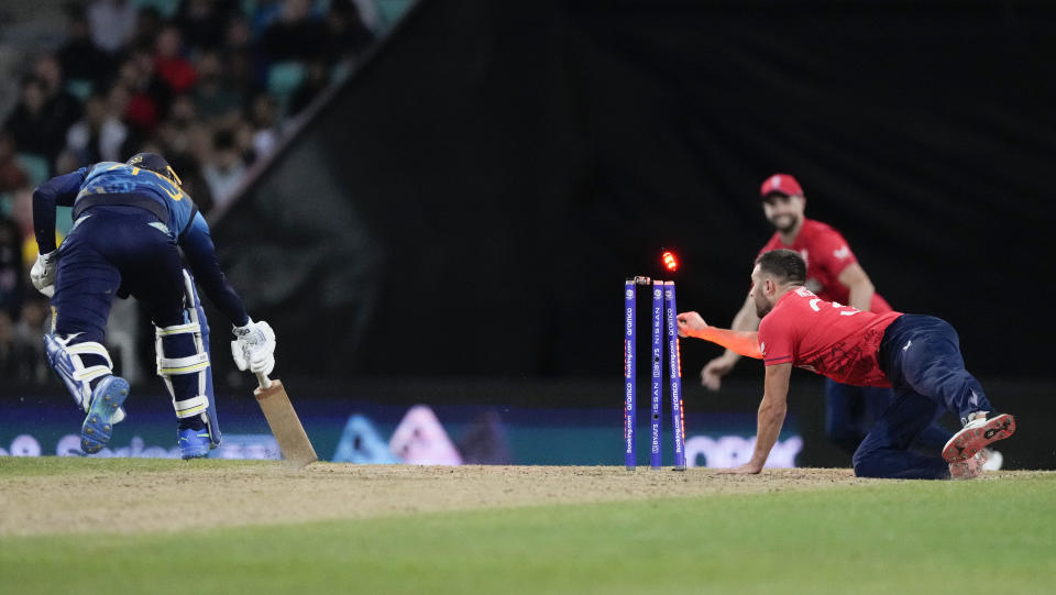 England's Mark Wood, right, runs out Sri Lanka's Wanindu Hasaranga during the T20 World Cup cricket match between England and Sri Lanka in Sydney, Australia, Saturday, Nov. 5, 2022. (AP Photo/Rick Rycroft)