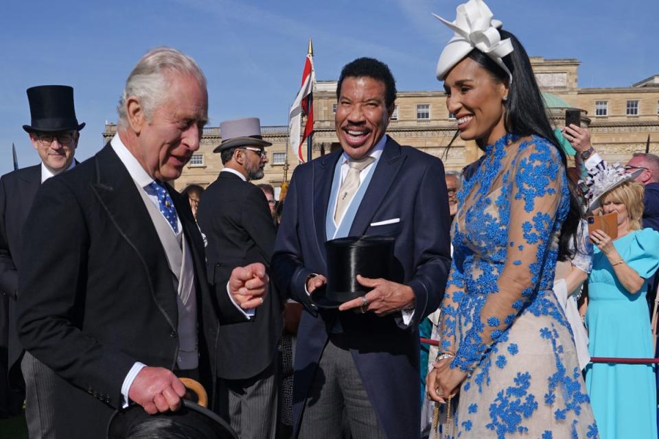 King Charles III speaks to Lionel Richie and his girfriend Lisa Parigi during the Garden Party at Buckingham Palace (Getty Images)