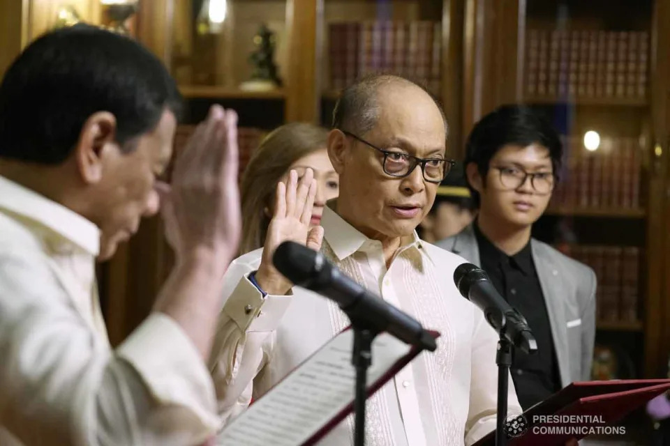 FILE PHOTO: President Rodrigo Duterte administers the oath to Bangko Sentral ng Pilipinas Governor Benjamin Diokno during a ceremony at the Malacañang on March 6, 2019. KING RODRIGUEZ/PRESIDENTIAL PHOTO