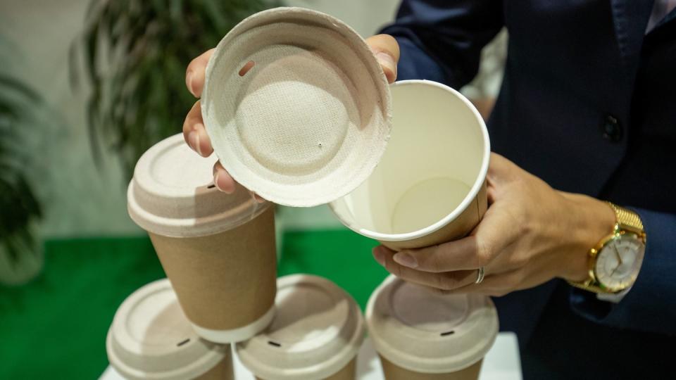 Der tschechische Verpackungs-Hersteller Tridas zeigt auf der Fachmesse FachPack 2019 einen Kaffeebecherdeckel, der zu 100 Prozent aus Papier besteht. Foto: Daniel Karmann