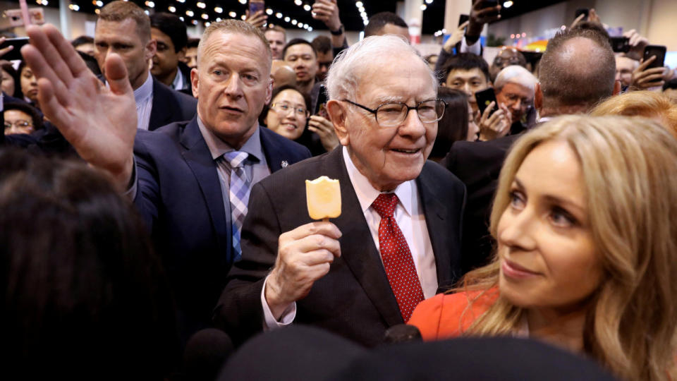 Berkshire Hathaway Chairman Warren Buffett walks through the exhibit hall as shareholders gather to hear from the billionaire investor at Berkshire Hathaway Inc's annual shareholder meeting in Omaha, Nebraska, U.S., May 4, 2019. REUTERS/Scott Morgan/File Photo