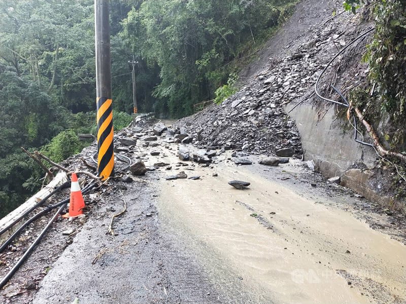 中南部地區連日降雨，多處道路時常交通受阻，南投縣仁愛鄉投89線力行產業道路也發生落石，阻斷交通。（資料照片＼仁愛鄉公所提供）