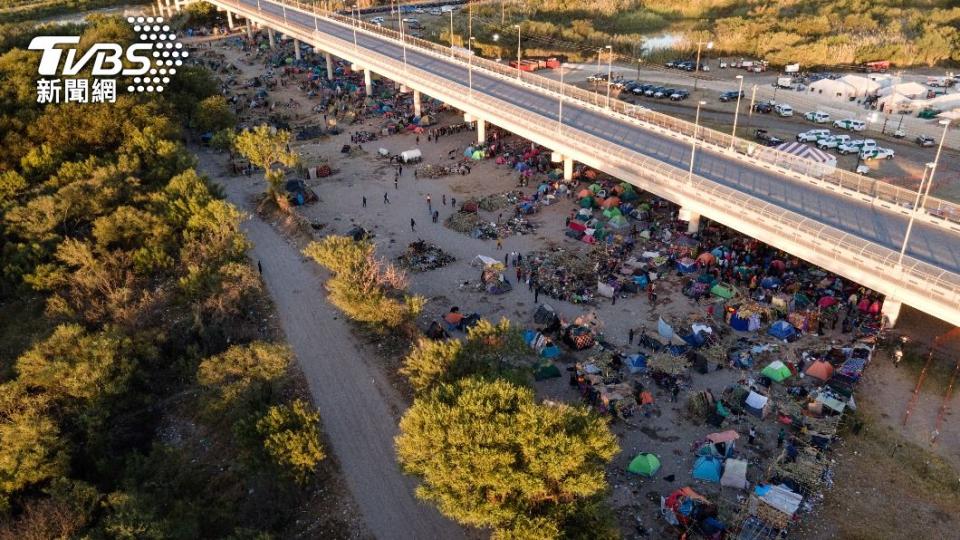 今年9月，德州的美墨邊境處驚見大量海地移民在橋下紮營。（圖／達志影像美聯社）