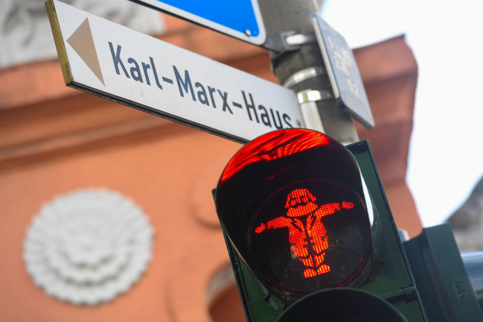 <p>Im Rahmen der Feierlichkeiten zum 200. Geburtstag des Ökonomen und Philosophen Karl Marx hat seine Geburtsstadt Trier einige Ampelmännchen ausgetauscht. Diese zeigen nun die Silhouette des bedeutenden Vordenkers des Kommunismus. (Bild: Patrik Stollarz/AFP/Getty Images) </p>