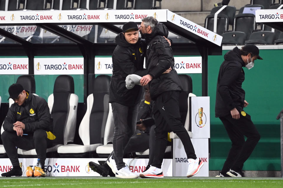 Muss Edin Terzic den BVB verlassen, wenn Marco Rose zur neuen Saison Dortmund-Trainer wird? (Bild: Reuters)