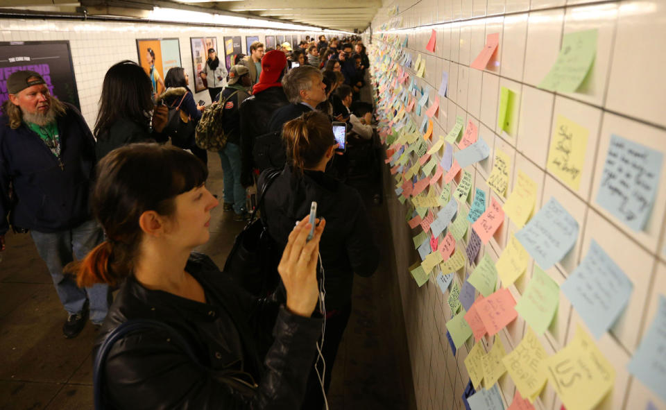 Los ciudadanos escriben mensajes contra Trump y los pegan en las paredes de la estación de metro de Sexta Avenida de Nueva York. Se trata del proyecto artístico “Subway Therapy”. (Volkan Furuncu/Anadolu Agency/Getty Images)