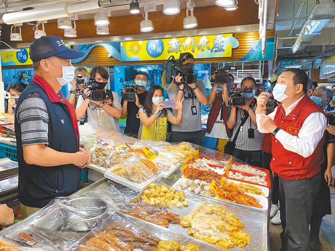 新北市長侯友宜（右一）7日上午前往永和區永安公有零售市場視察防疫措施。（葉書宏攝）