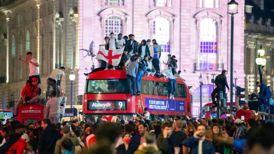 Ingleses celebran triunfo en el centro de Londres