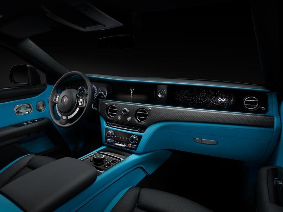 Black Badge Ghost的首發車型內裝採用具有豐富視覺衝擊力的土耳其藍皮革和充滿科技感的碳纖維面板。